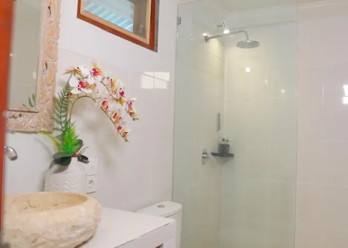 Insenja 4 Bedroom Private & Resto ベッド・アンド・ブレックファスト 4*